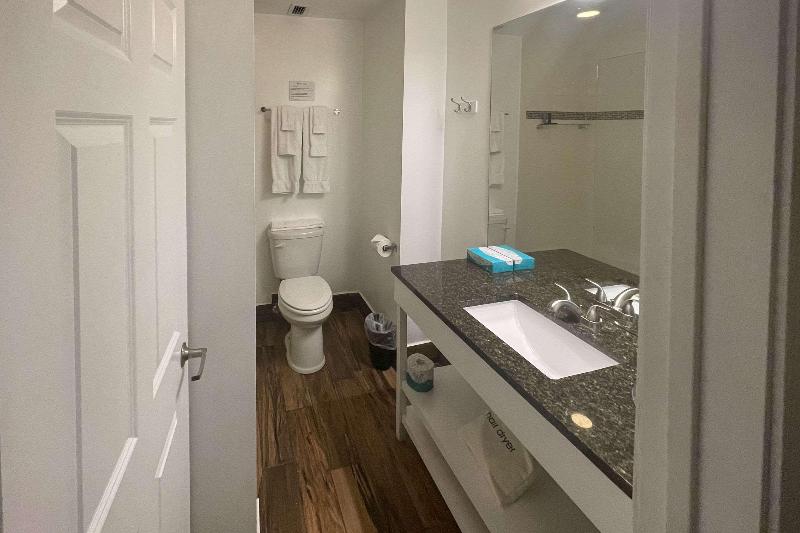 غرفة قياسية سرير كينج, Inn On The Square, Ascend Hotel Collection