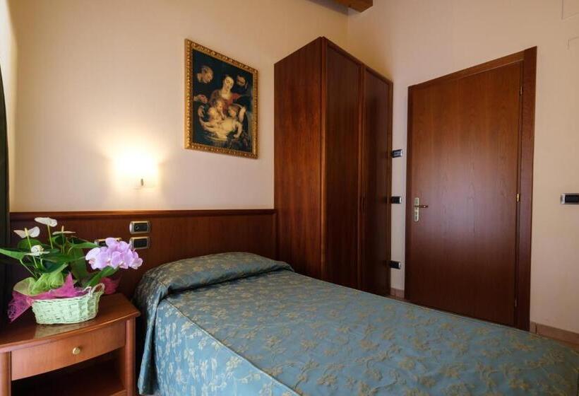 高级单人间, Garda Family House