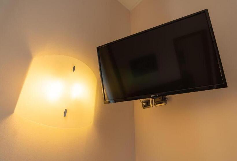 四人高级间, Garda Family House