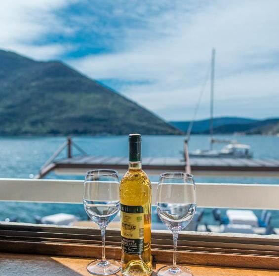 سوییت جونیور با چشم‌انداز دریا, Conte Hotel & Restaurant