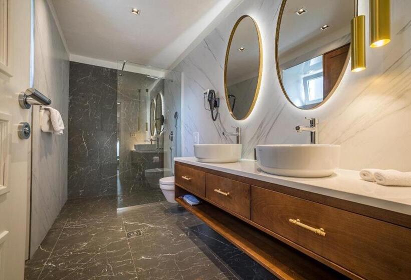 سوییت جونیور با چشم‌انداز دریا, Conte Hotel & Restaurant