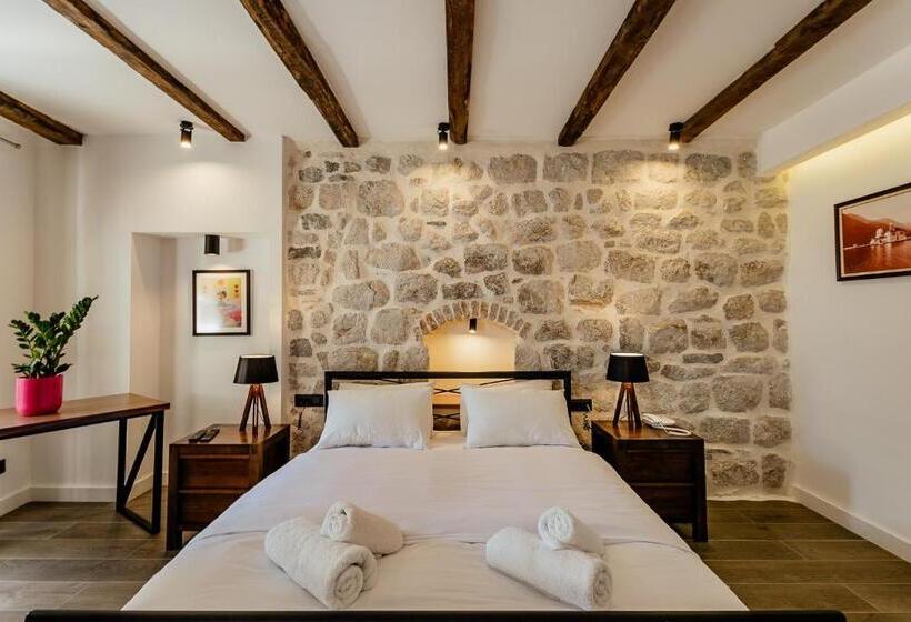 سوییت جونیور با چشم‌انداز دریا, Conte Hotel & Restaurant