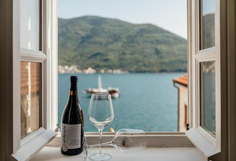 سوییت جونیور با چشم‌انداز دریا, Conte Hotel & Restaurant