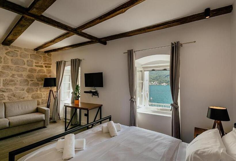 سوییت جونیور با چشم‌انداز دریا, Conte Hotel & Restaurant