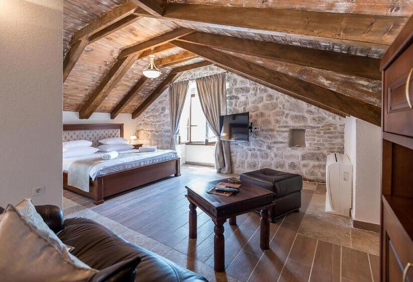 سوییت جونیور با چشم‌انداز دریا, Conte Hotel & Restaurant