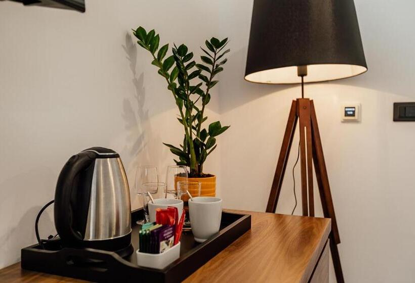 سوییت جونیور, Conte Hotel & Restaurant