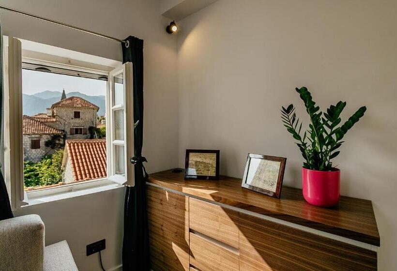 سوییت جونیور, Conte Hotel & Restaurant