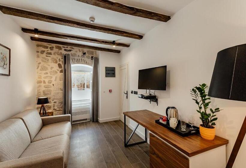 سوییت جونیور, Conte Hotel & Restaurant