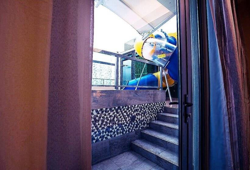 חדר סטנדרט לשלושה, Ixora