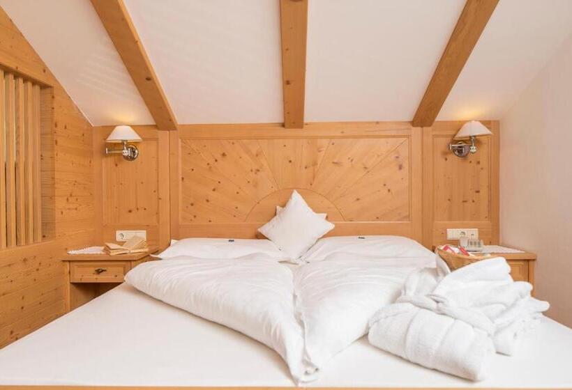 اتاق سوپریور با چشم‌انداز, Naturhotel Miraval