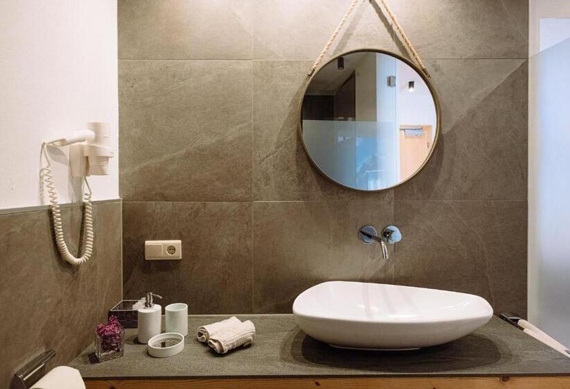 اتاق لوکس با بالکن, Naturhotel Miraval