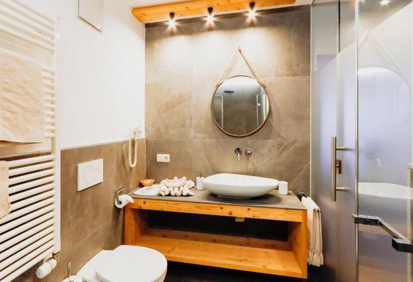 اتاق لوکس با بالکن, Naturhotel Miraval