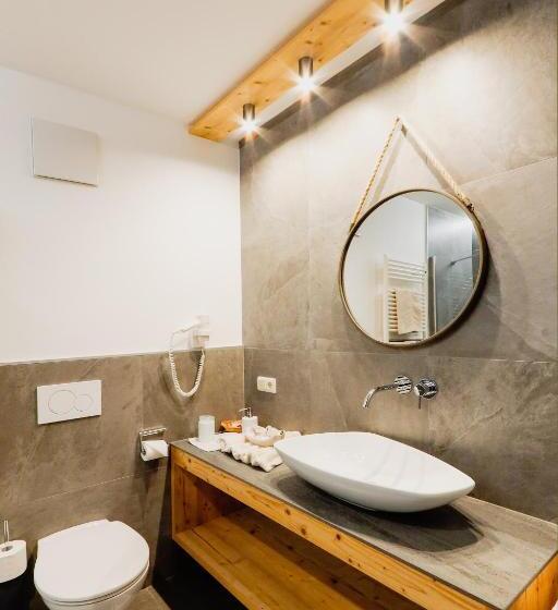 اتاق لوکس با بالکن, Naturhotel Miraval