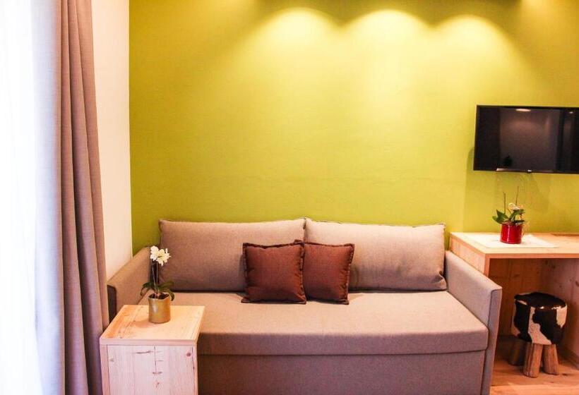 اتاق لوکس با بالکن, Naturhotel Miraval