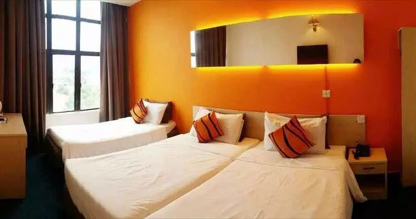 Deluxe Kolmen Hengen Huone, Paragon City