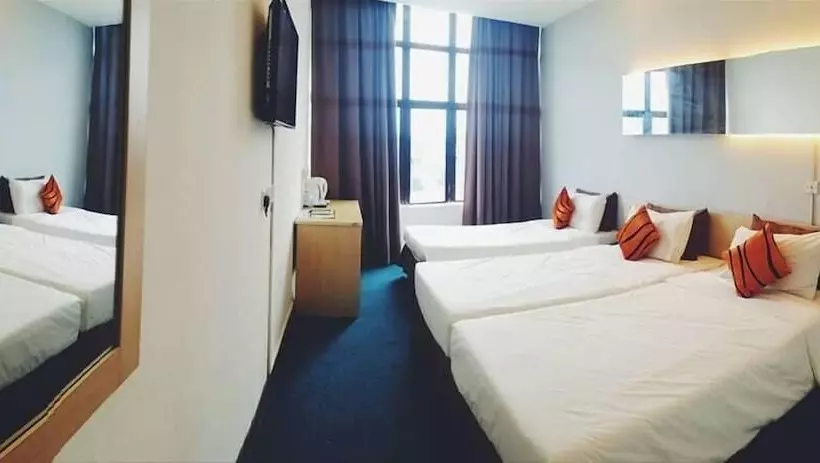 Deluxe Kolmen Hengen Huone, Paragon City