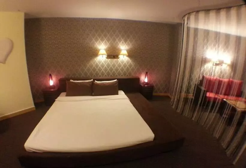 Standard-huone, Paragon City