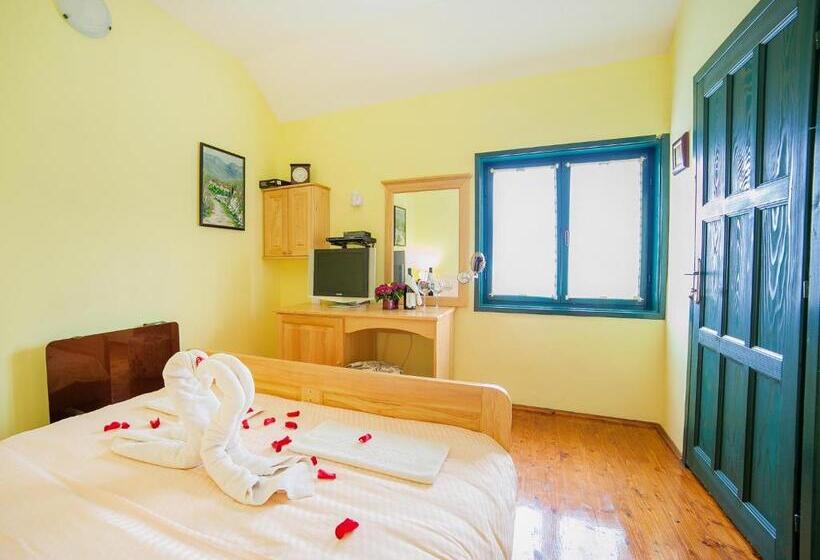 بانگلوی استاندارد, & Resort Gacka