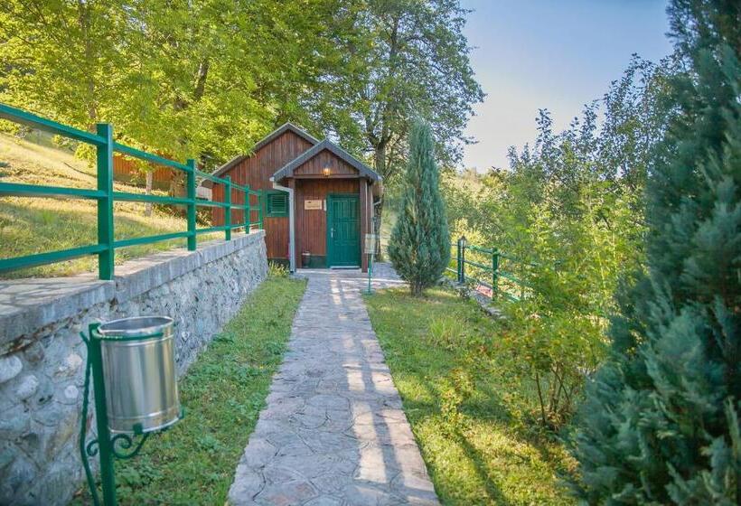 بانگلوی استاندارد, & Resort Gacka