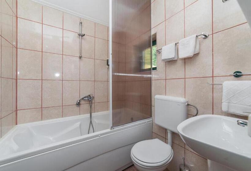 بانگلوی استاندارد, & Resort Gacka