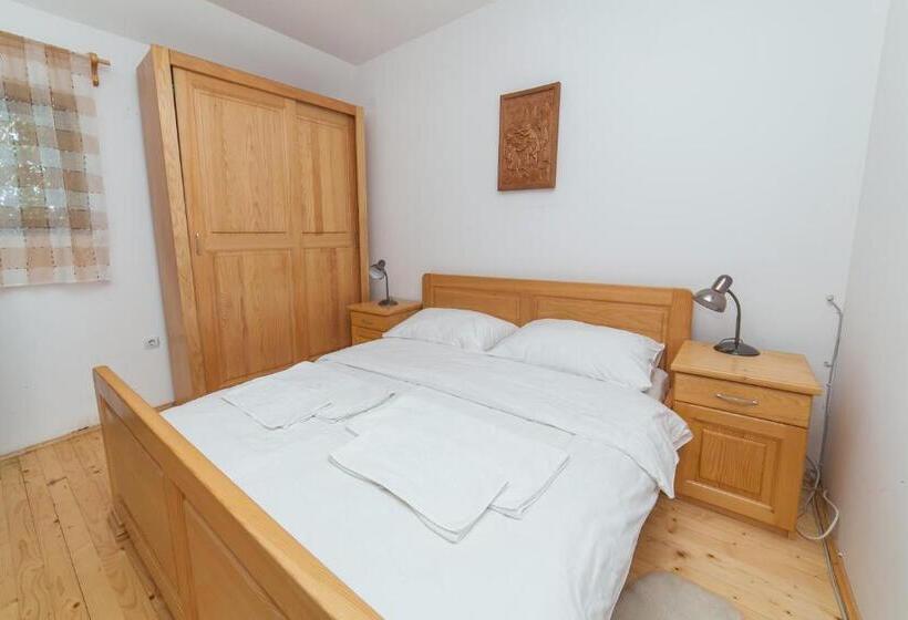 بانگلوی استاندارد, & Resort Gacka