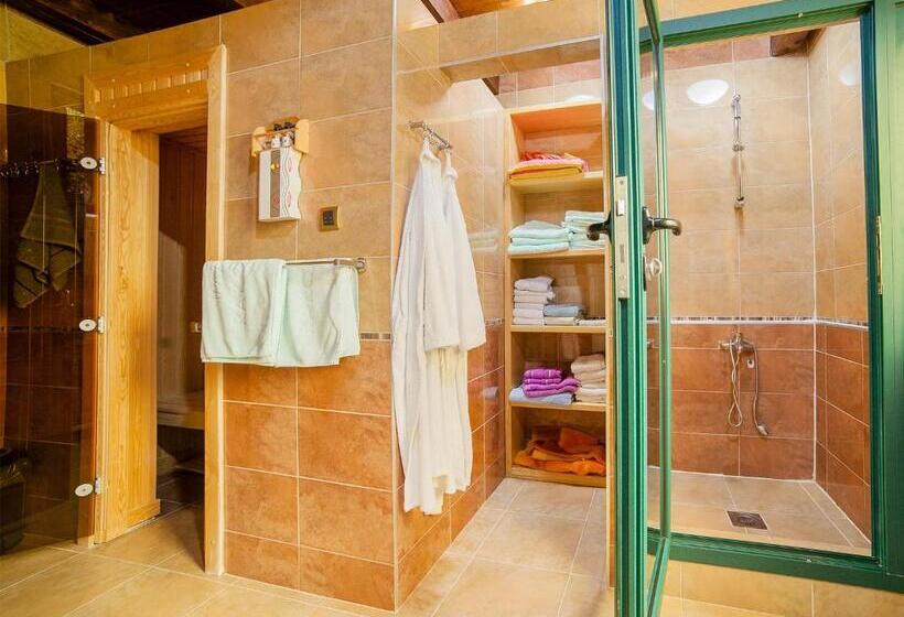 بانگلوی سوپریور, & Resort Gacka