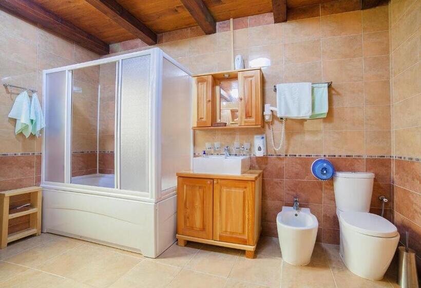 بانگلوی سوپریور, & Resort Gacka