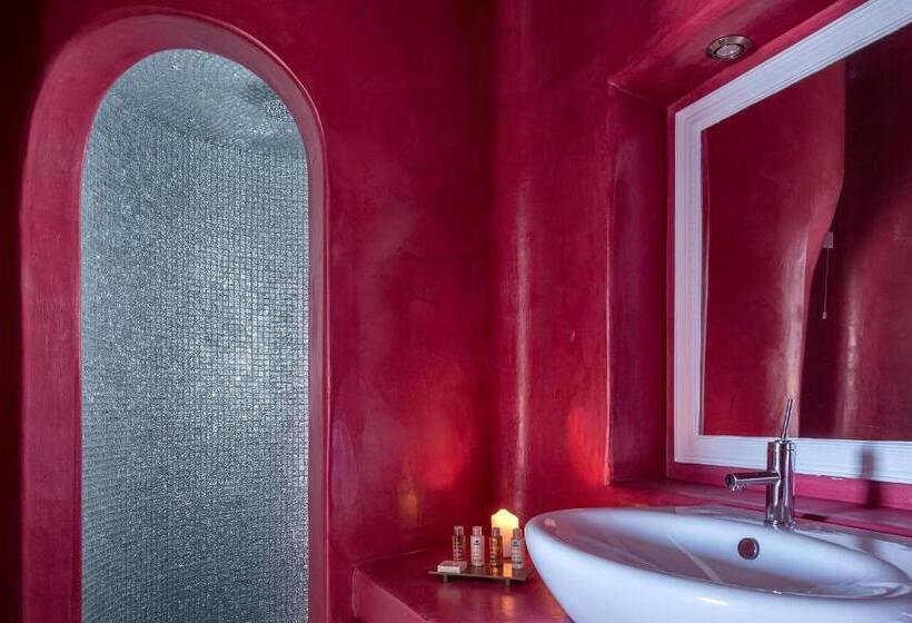 سوییت اجرایی, Skyfall Suites  Adults Only