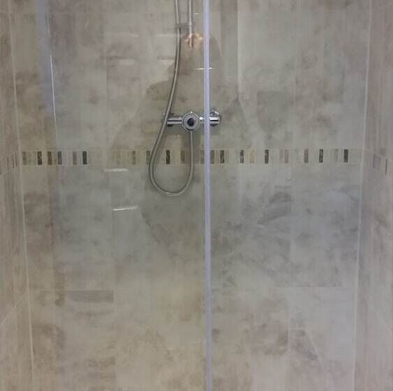 غرفة قياسية, The West Country Inn