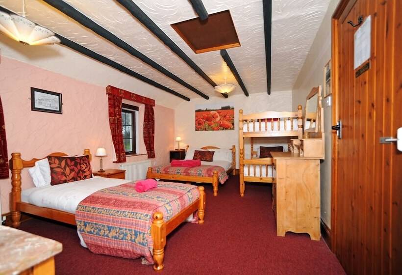 غرفة عائلية, The West Country Inn