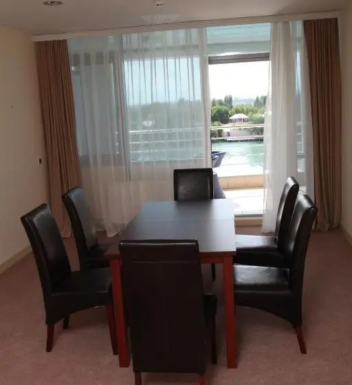 سوییت خانوادگی, Arena Hotel Kur