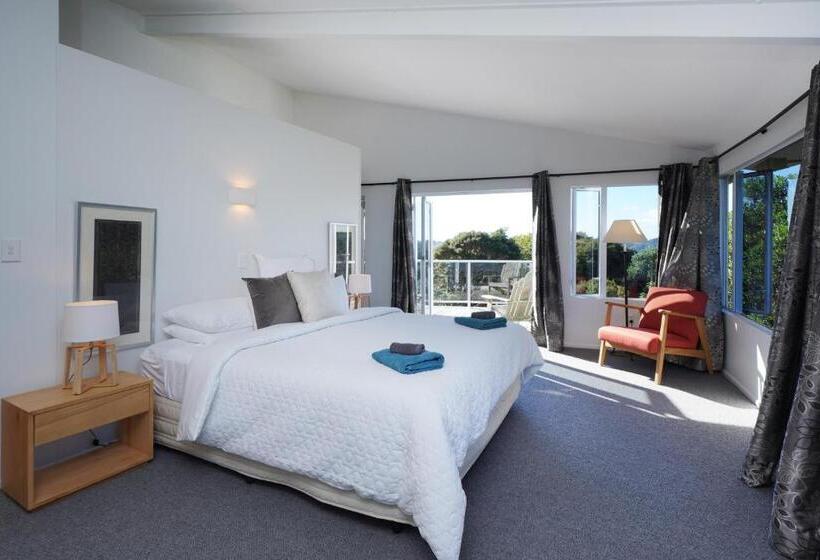 Дом 4 Спальни, Waiheke Island Vineyard Holiday Houses