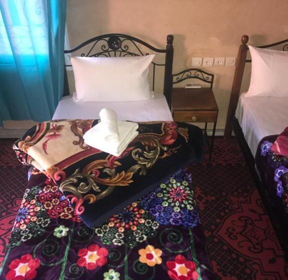 标准三人间, Auberge Restaurant Zahra