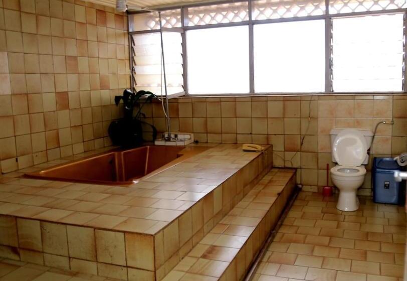 سوییت اجرایی, Diplomaté