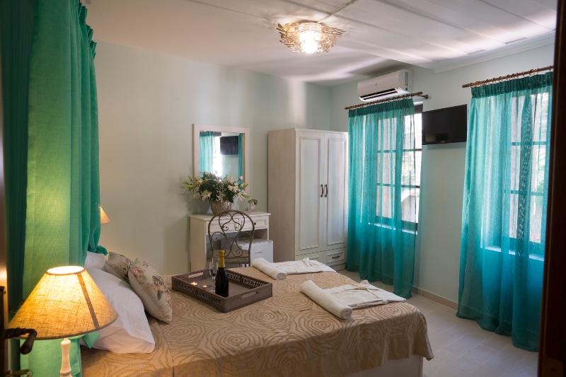 غرفة قياسية, Elia Portou Rooms