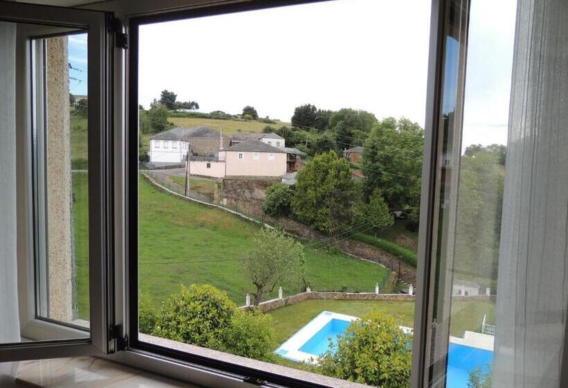 חדר קומפורט לשלושה, Casa Belón