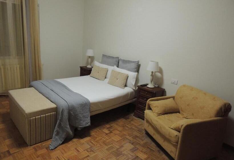 חדר קומפורט לשלושה, Casa Belón