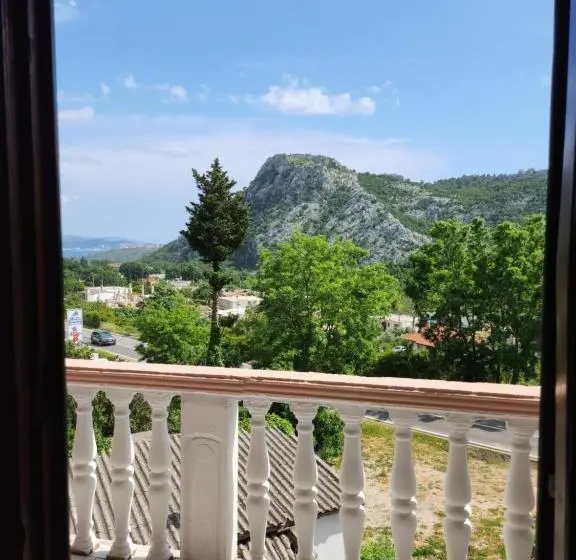اتاق خانوادگی, Samo Skreneš