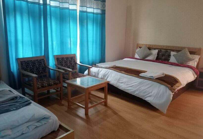 غرفة قياسية ثلاثية, Himalayan Regal House