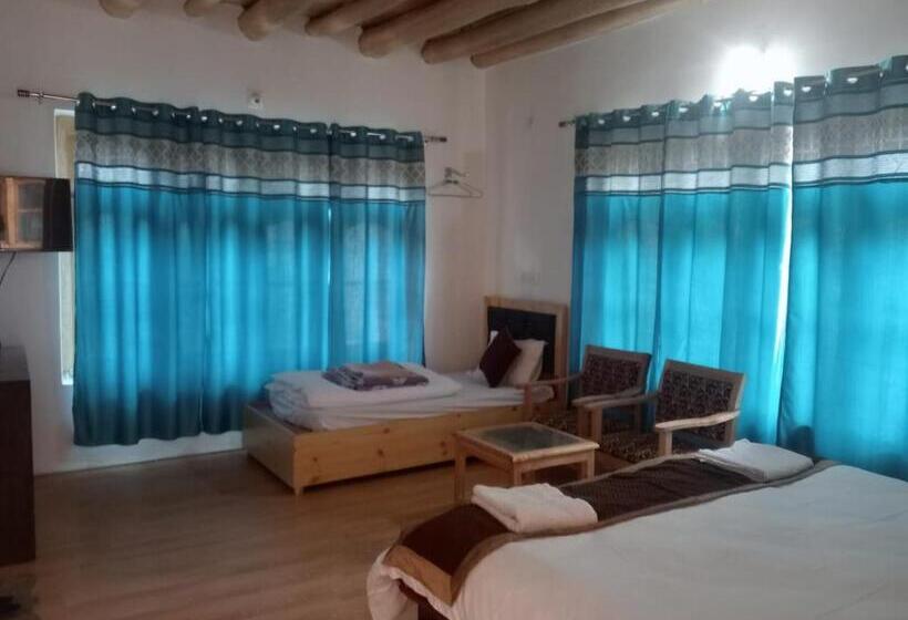 غرفة قياسية ثلاثية, Himalayan Regal House