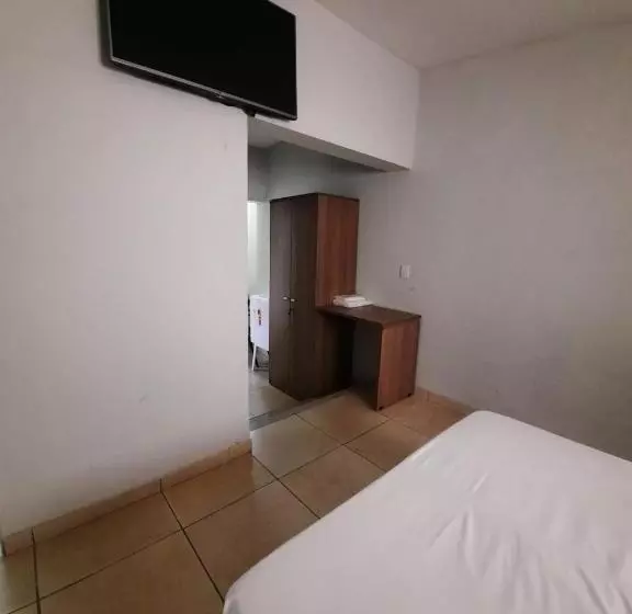 Economy Yhden Hengen Huone, 50+ Hotel Flat