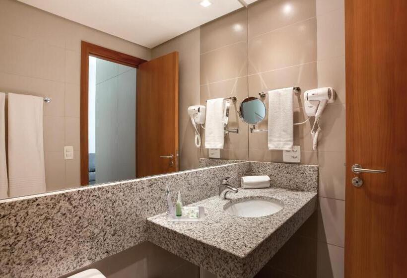 מיטת קינג בסוויטה, Esuites Virgínia Luxemburgo