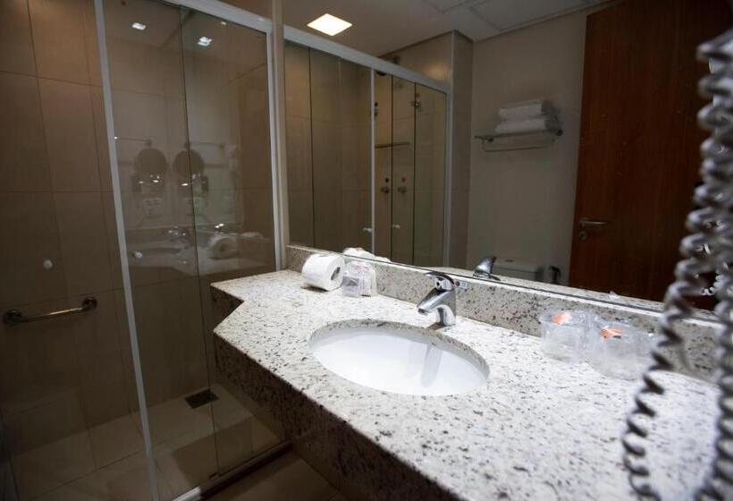 מיטת קינג בסוויטה, Esuites Virgínia Luxemburgo