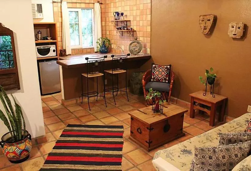 سوئیت با تخت بزرگ, The Bungalows