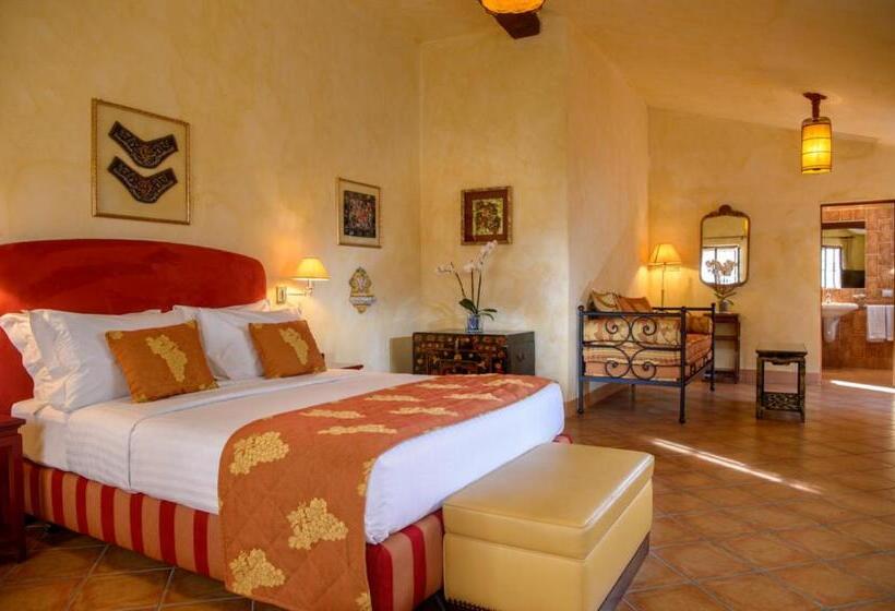 غرفة ديلوكس سرير ملكى, La Bagnaia Golf Resort