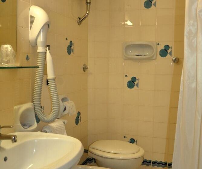 标准三人间, Beach