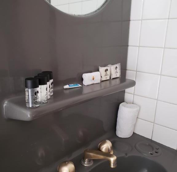 اتاق استاندارد چهار تخته, Canada