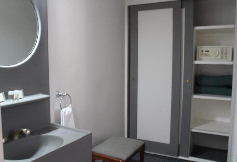 اتاق استاندارد سه نفره, Canada