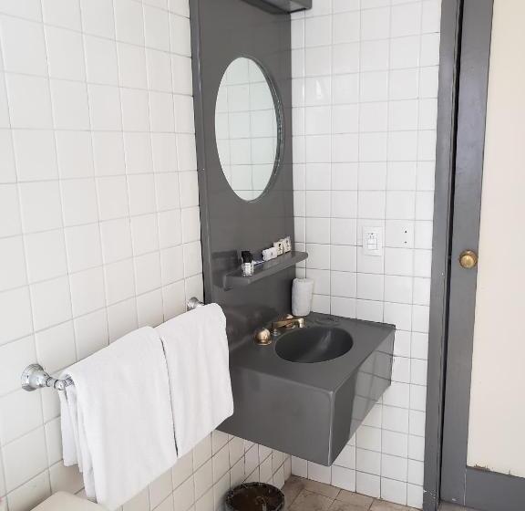 اتاق لوکس با تخت بزرگ, Canada