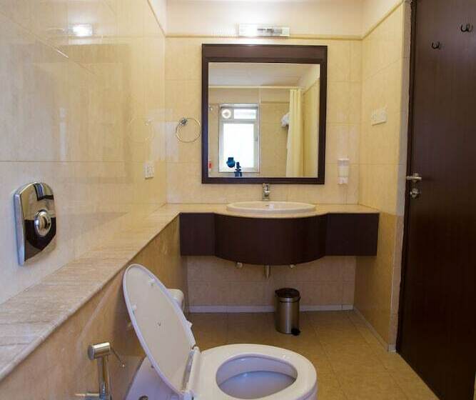 חדר סטנדרט, Ginger  Thane